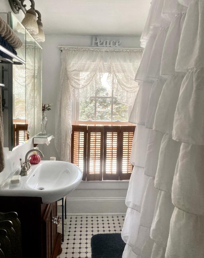 The Bella Ella Bed And Breakfast Канандейгуа Экстерьер фото